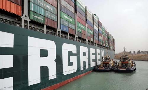 Terusan Suez macet total akibat kapal kontainer raksana MV Ever Given yang melintang di terusan tersibuk di dunia. Jalur perdagangan Asia-Eropa lumpuh. (Foto:AlJazeera/AFP)
