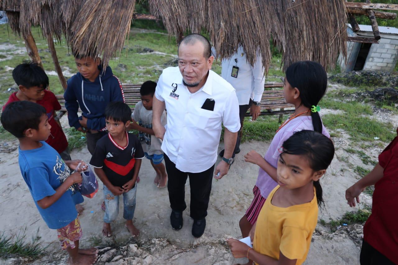 Ketua DPD RI, AA LaNyalla Mahmud Mattalitti saat bertemu dengan anak-anak di NTT. (Foto: Fariz Yarbo/Ngopibareng.id)