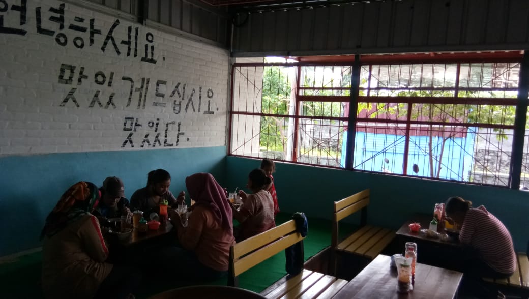 UNIK: Suasana warung mie ayam milik Miftakhul Huda di Dusun Sanan, Desa Puton, Kecamatan Diwek. Di warung ini, setiap pembeli bisa belajar berbahasa Korea dasar dari penjualnya. (Foto: Mardiansyah Triraharjo/ngopibareng.id)
