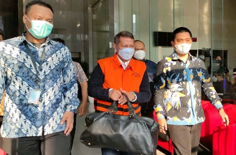 Mantan Direktur Utama PT Pelindo II (Persero) Richard Joost Lino alias RJ Lino (tengah) bahagia setelah ditahan Komisi Pemberantasan Korupsi (KPK), Jumat 26 Maret 2021. (Foto: Istimewa)