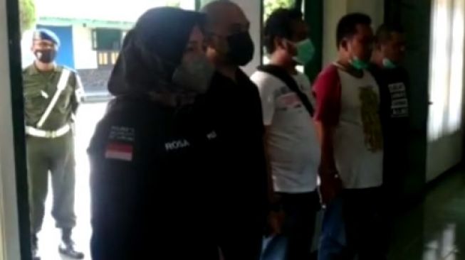 Kasat Narkoba Polresta Malang Kota Kompol Anria Rosa Piliang bersama dengan anak buahnya saat meminta maaf. (Foto: Istimewa)