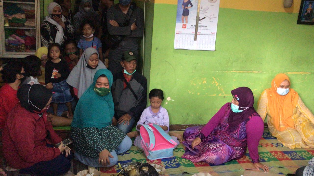Ara (tengah) saat tengah kembali ke rumah dan berkumpul dengan keluarga. (Foto: Pita Sari/Ngopibareng.id)