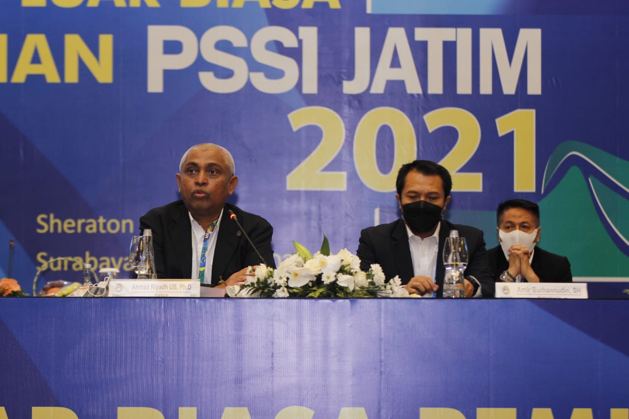 Ketua PSSI Jatim terpilih Ahmad Riyadh UB (kiri) bersama wakil ketua terpilih Amir Burhanuddin dalam KLB PSSI Jatim di Hotel Sheraton Surabaya, Sabtu 27 Maret 2021. (Foto: Fariz Yarbo/Ngopibareng.id)