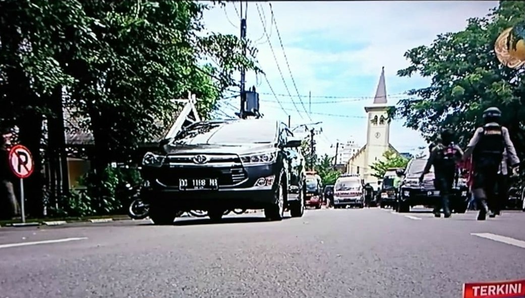 Polisi pastikan jika ledakan di depan Gereja Katedral Makassar berasal dari bom. (Foto: Tangkapan layar Metro TV)