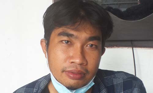 Nurhadi, jurnalis Tempo di Surabaya, saat berada di kantor KontraS Surabaya, Minggu siang. (Foto:Ngopibareng/m. anis)