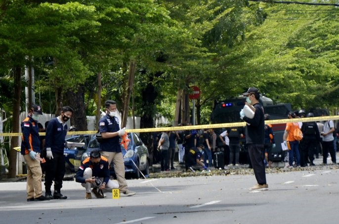 Polisi dari Polda Sulsel melakukan olah TKP aksi bom bunuh diri di depan Gereja Katedral Makasar. (Foto: Ant)