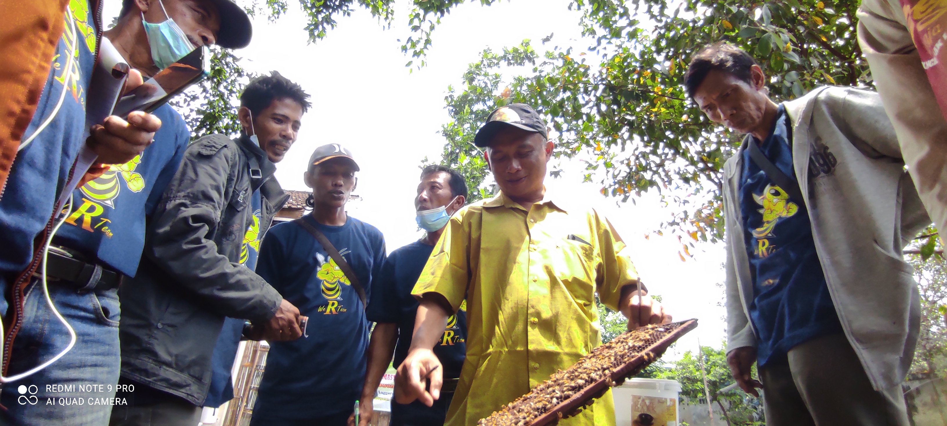 Sekitar 20 warga Lamongan datang ke Desa Joho Kecamatan Semen Kediri untuk belajar ternah lebah madu. (Foto: Fendhy/ngopibareng.id)