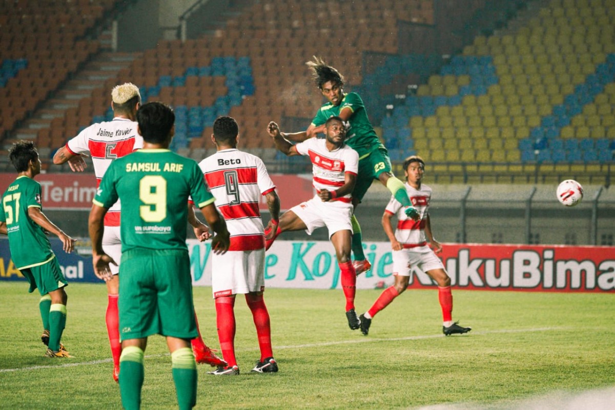 Ady Setiawan melompat dan menyundul bola yang berbuah gol untuk Persebaya. Bajol Ijo unggul 1-0 atas Madura United di babak pertama. (Foto: Persebaya)