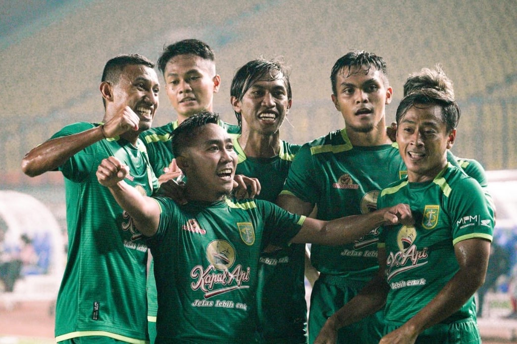 Para pemain Persebaya melakukan selebrasi menyambut gol yang dicetak Rendy Irwan di menit ke-72dalam laga berat melawan Madura United dalam lanjutan Grup C Piala Menpora 2021 di Stadion Si Jalak Harupat, Kabupaten Bandung, Minggu 28 Maret 2021 malam. (Foto: Persebaya)