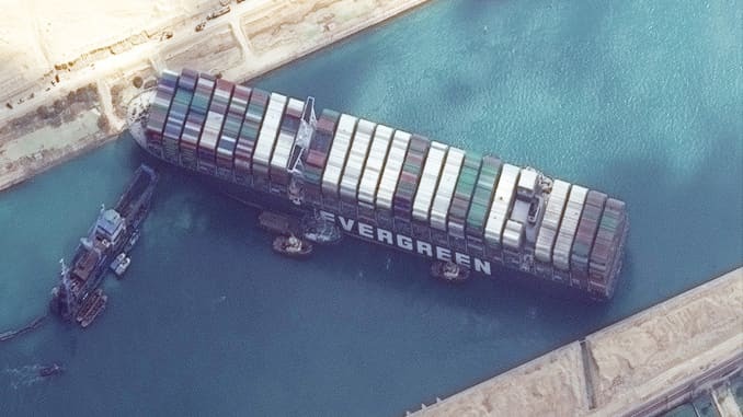 Kandasnya kapal Ever Given di Terusan Suez. (Foto: AP Photo)