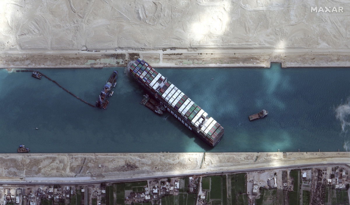 Kapal raksasa Ever Given yang kandas dan menutuo Terusan Suez.