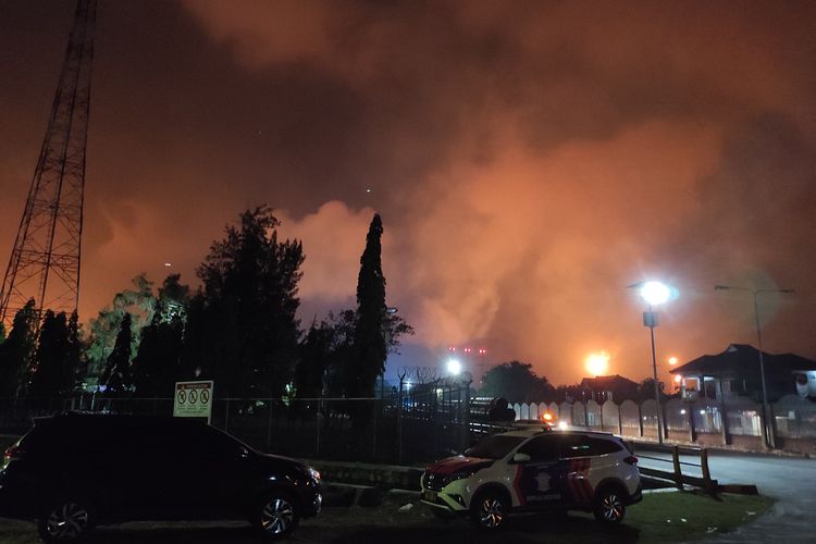 Kilang minyak PT Pertamina RU VI Balongan, Kabupaten Indramayu, Jawa Barat, terbakar pada Senin 29 Maret 2021. (Foto: Istimewa) 