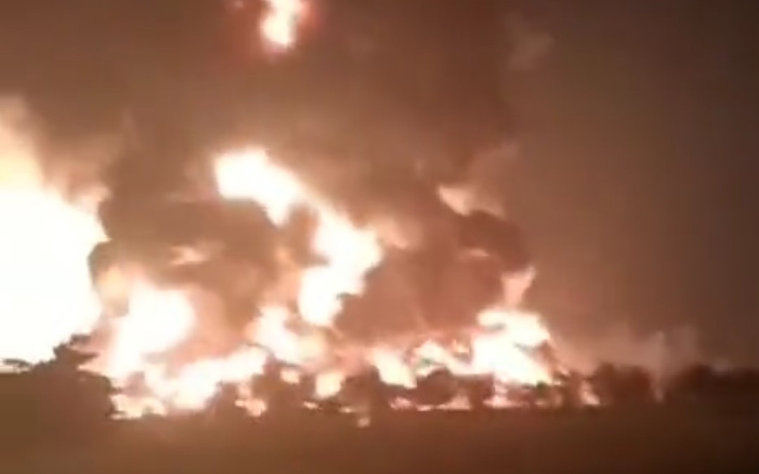 Kilang minyak Balongan terbakar. (Foto: Youtube)