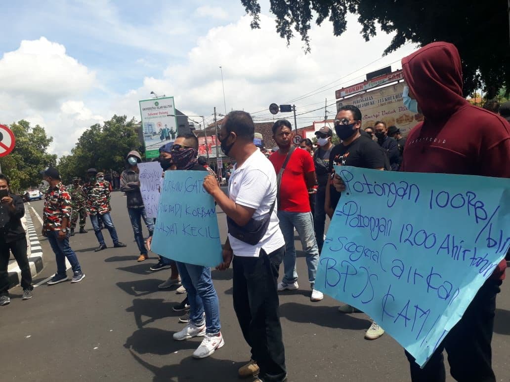 Unjuk rasa eks Karyawan Bakesbangpol Pemkot Blitar, Senin 29 Maret 2021. (Foto: Choirul Anam/Ngopibareng.id)