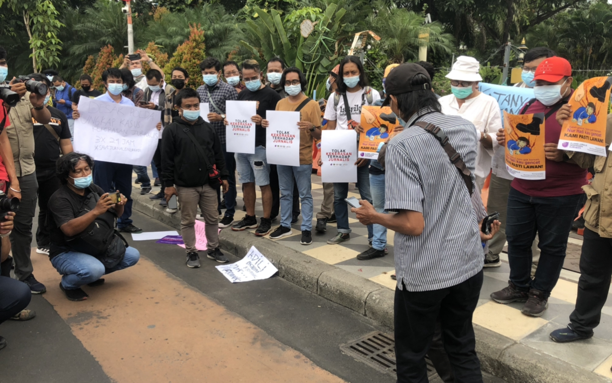 Aksi demonstrasi wartawan seluruh Surabaya, di Taman Apsari, Senin, 29 Maret 2021 (Foto: Andhi Dwi/Ngopibareng.id)