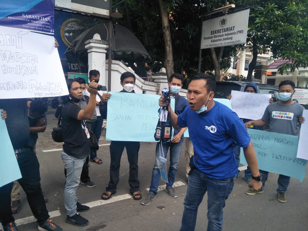 Aksi solidaritas wartawan Jombang mengutuk kekerasan yang dialami wartawan Tempo di Surabaya Nurhadi, di depan Graha Media PWI Jombang Jalan KH Wahid Hasyim, Senin 29 Maret 2021. (Foto: Mardiansyah Triraharjo/Ngopibareng.id)