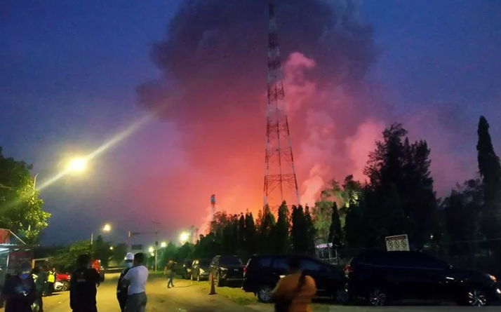 Sejumlah warga menyaksikan kebakaran kilang minyak Pertamina Balongan, Indramayu, Senin (29/3/2021) dini hari. (Foto: Antara/Khaerul Izan)