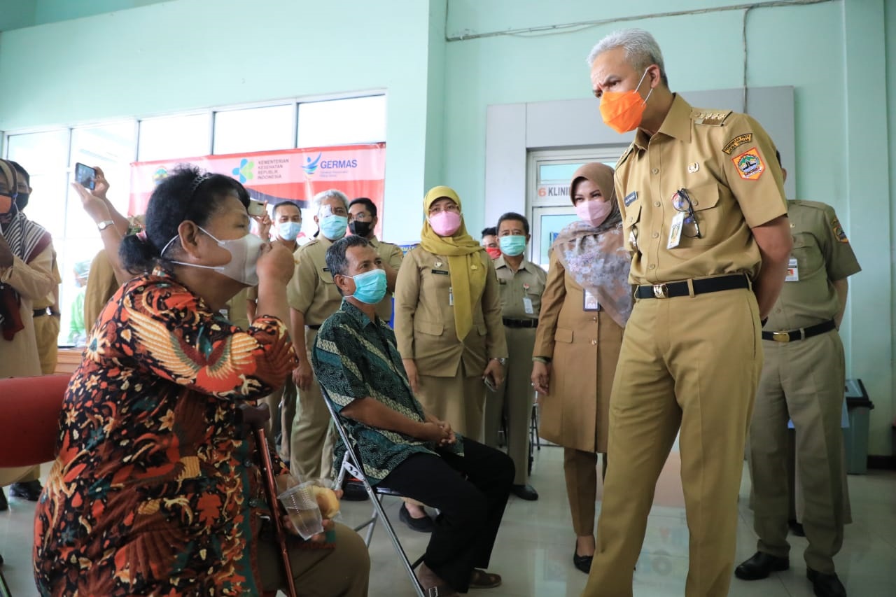 Gubernur Jawa Tengah Ganjar Pranowo didampingi Bupati Klaten, Sri Mulyani, saat program vaksinasi untuk guru di RSUP dr Soeradji Tirtonegoro, di Klaten, Senin, 29 Maret 2021. (Foto: Istimewa)