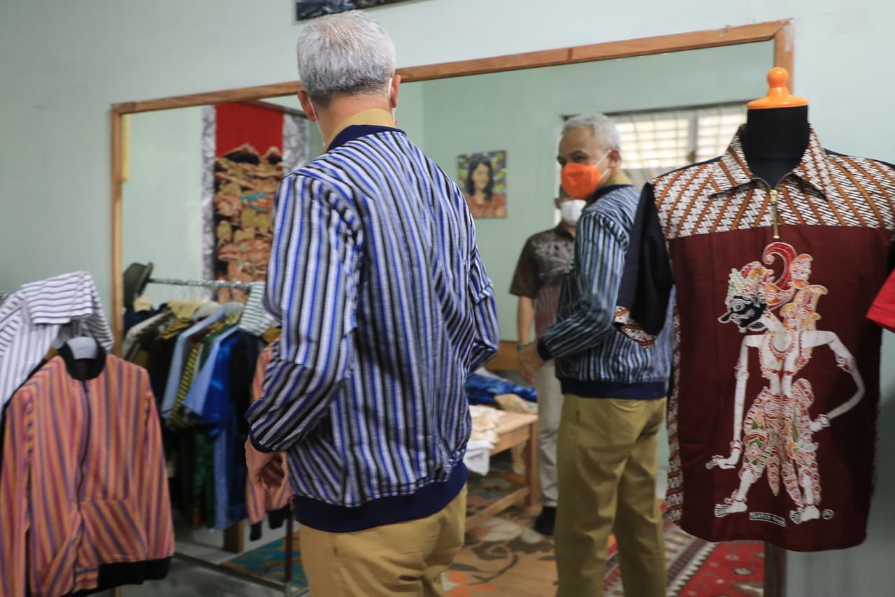 Gubrnur Jawa Tengah Ganjar Pranowo saat mencoba kain lurik yang dimodikasi menjadi jaket. (Foto: Istimewa)