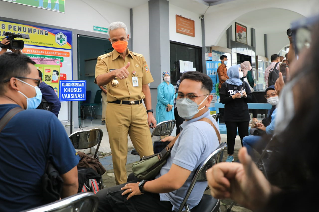 Gubernur Jawa Tengah, Ganjar Pranowo meninjau proses vaksinasi untuk sejumlah pegiat wisata di Solo, di Puskesmas Penumping, Senin 29 Maret 2021. (Foto: Istimewa)