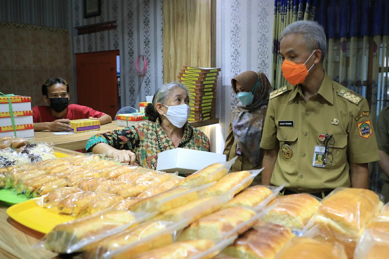Gubernur Jawa Tengah Ganjar Pranowo saat meninjau produsen kue di Kampung Roti Jograngan Klaten, 29 Maret 2021. (Foto: Istimewa)