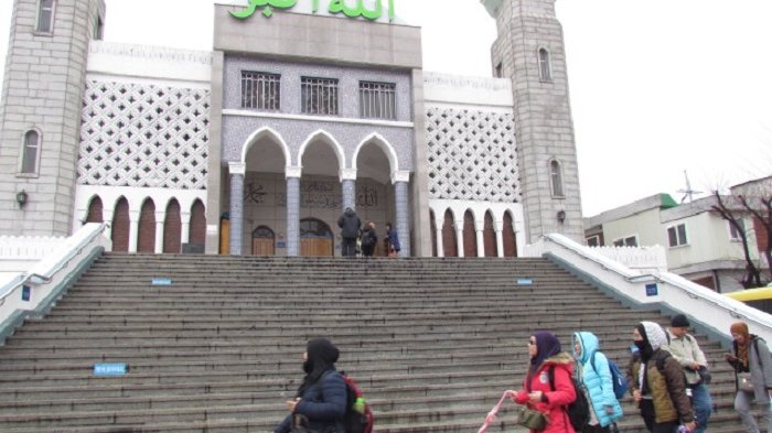 Seoul Central Masjid di Itaewon, Korea Selatan. Masjid terbesar dan tertua di Korea Selatan paling banyak dikunjungi turis mancanegara. (Foto: travellers)