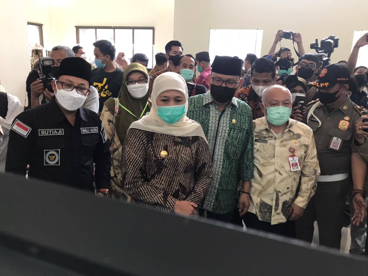 Gubernur Jawa Timur, Khofifah Indar Parawansa saat berada di Kantor UPT Pelatihan Dinas Koperasi dan UMKM, Kota Malang (Foto: Lalu Theo/ngopibareng.id)
