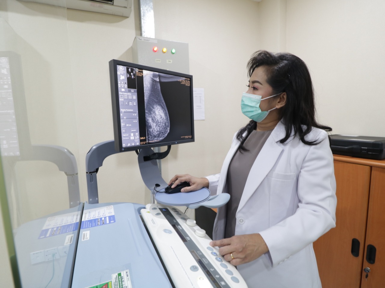 Dokter spesialis radiologi dari rumah sakit Adi Husada Undaan Wetan Surabaya (RSAH), dr Lucia Dwi Puspitasari, Sp.Rad (K), saat menunjukan hasil mammografy. (Foto: Dok. AHCC/RSAH)