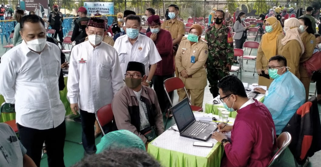 Walikota Surabaya, Eri Cahyadi, saat meninjau vaksinasi di Masjid Cheng Ho, Selasa, 30 Maret 2021. (Foto: Istimewa)