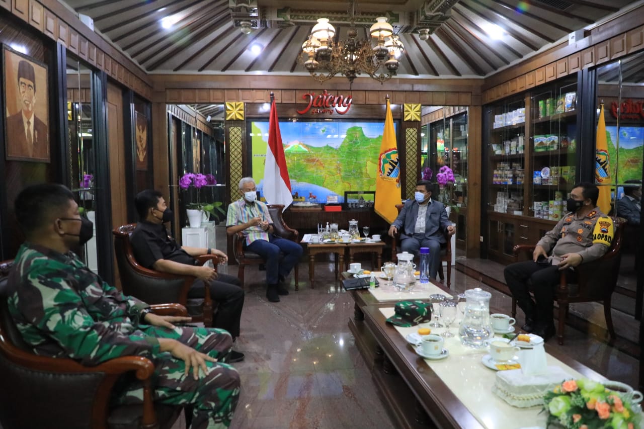 Gubernur Jawa Tengah Ganjar Pranowo memimpin rapat bersama Forkopimda, Selasa 30 Maret 2021. (Foto: Istimewa)