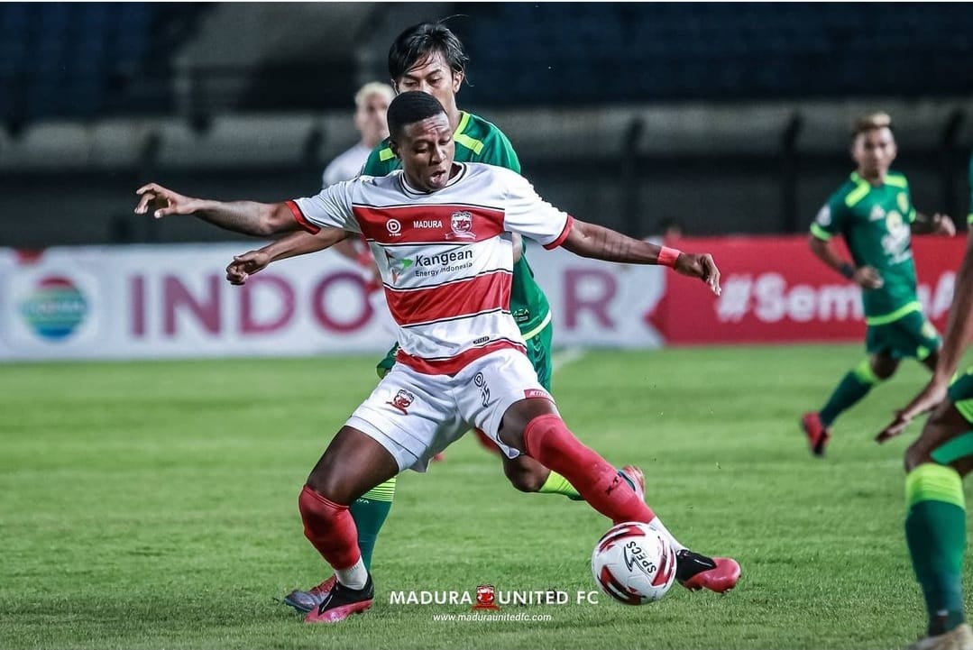 Pemain Madura United dan Persebaya ketika berebut bola di laga kedua Grup C Piala Menpora 2021. (Foto: Madura United)
