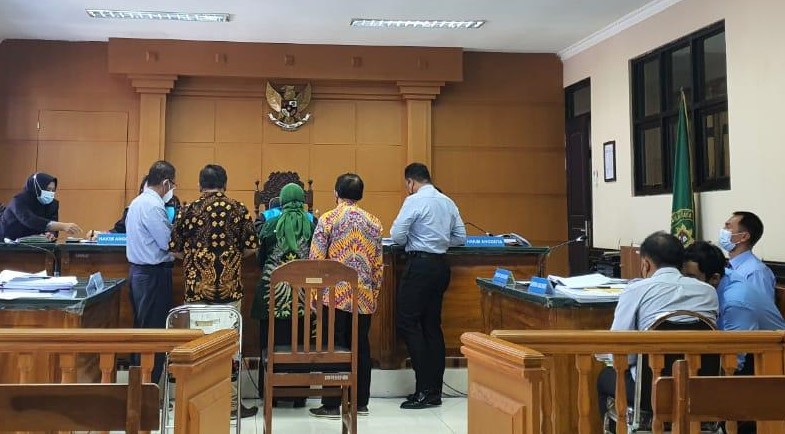 Pihak penggugat dan tergugat saat mengikuti sidang di PTUN di Surabaya, Selasa 30 Maret 2021. (foto: istimewa)