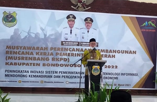 Bupati Bondowoso Salwa Arifin membuka Musrenbang RKPD Bondowoso 2022 di Pendapa Bupati setempat. (foto: Guido Saphan/Ngopibareng.id)