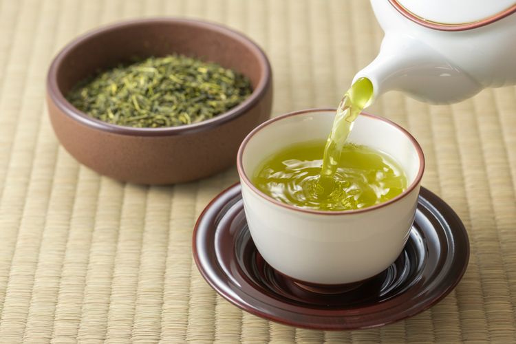 Ilustrasi minum teh hijau sebagai cara mencegah flu dan pilek di masa pancaroba. (Foto: Istimewa)