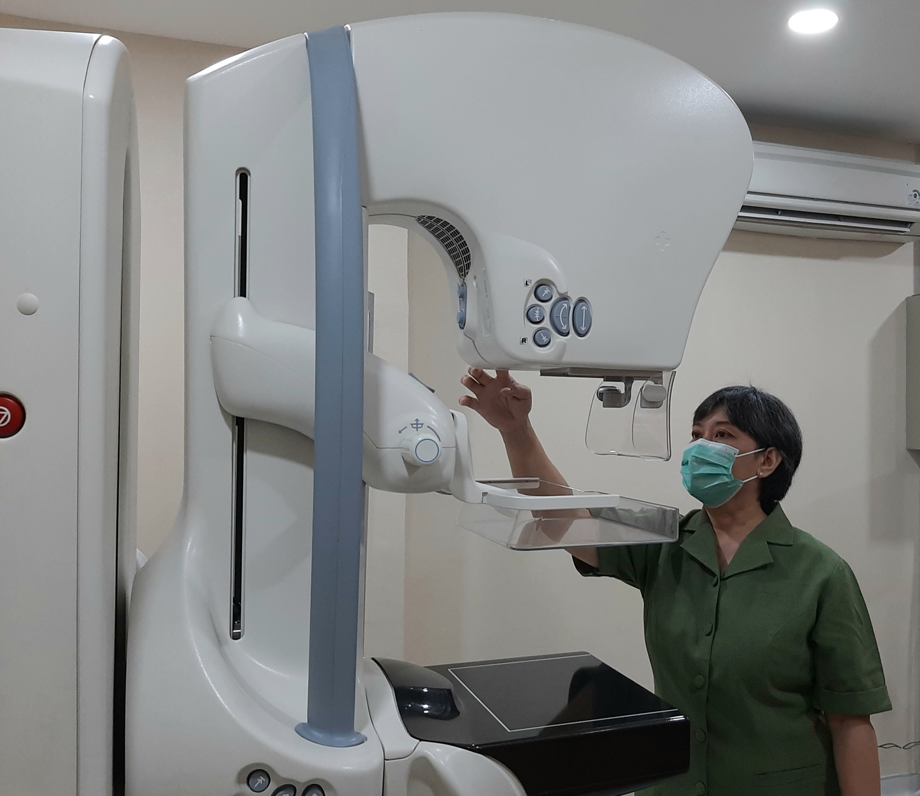 Alat digital mammografi yang bernama Senographe Care Mammography akan meminimalisir rasa sakit yang ada di RS Adi Husada Undaan Wetan. (Foto: Pita Sari/Ngopibareng.id)