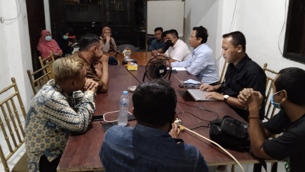 Tim LPSK ketika berada di Kantor KontraS Surabaya, Selasa, 30 Maret 2021 malam. (Foto: Istimewa)