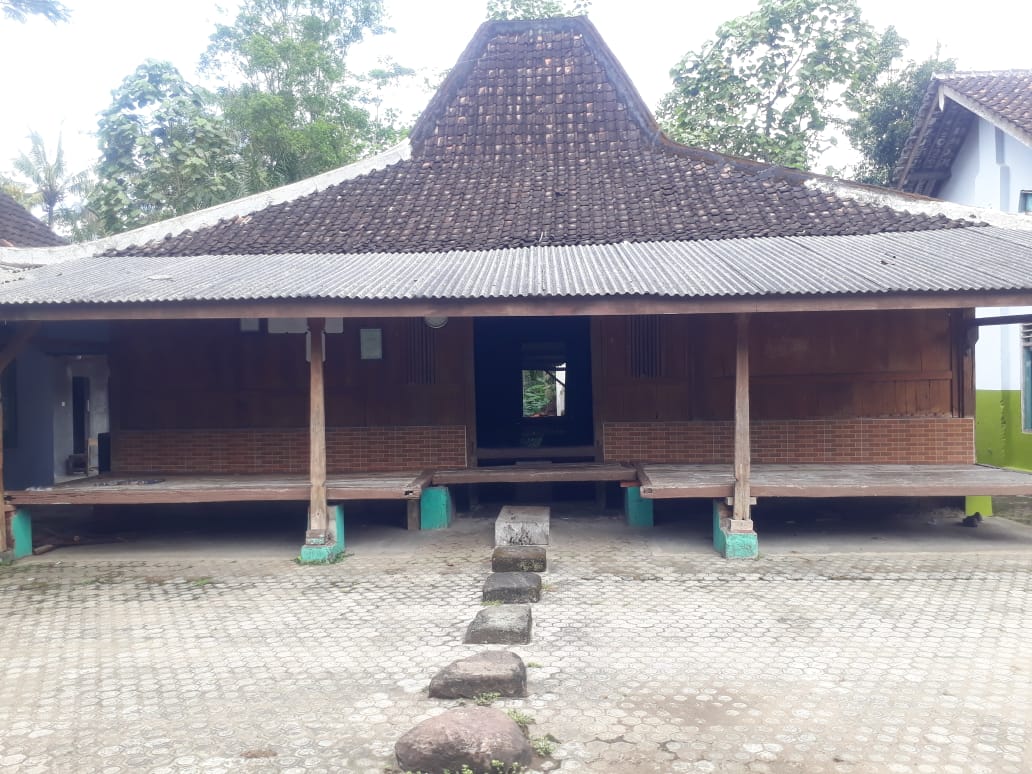 Gebyok peninggalan KH Abu Hasan di Desa Kuningan, Kecamatan Kanigoro, Blitar, Jawa Timur. (Foto: Choirul Anam/Ngopibareng.id)