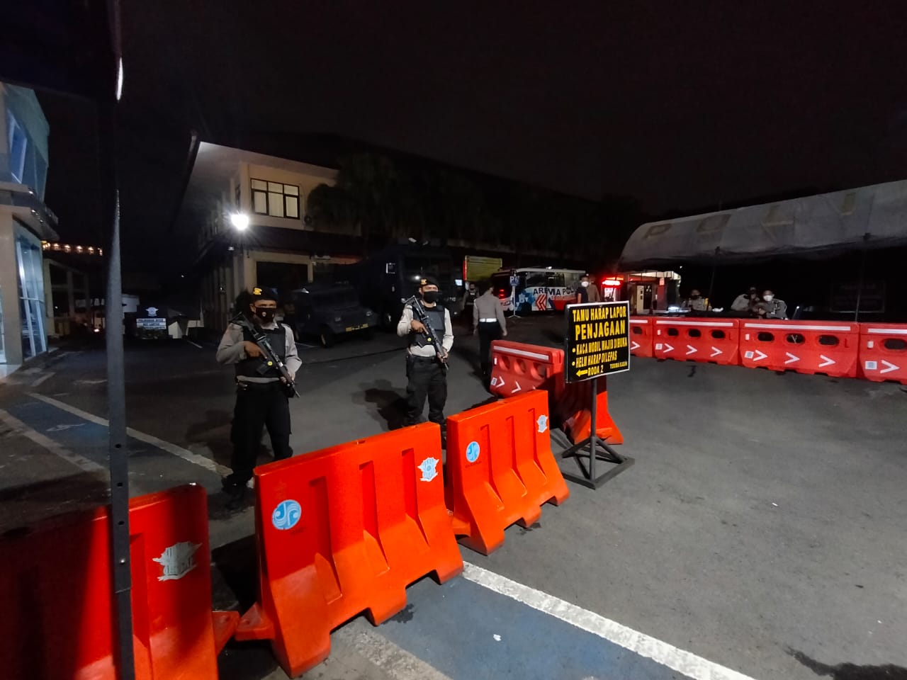 Dua personel kepolisian saat berjaga di pintu masuk-keluar Markas Komando (Mako) Polresta Malang Kota (Foto: Lalu Theo/ngopibareng.id)