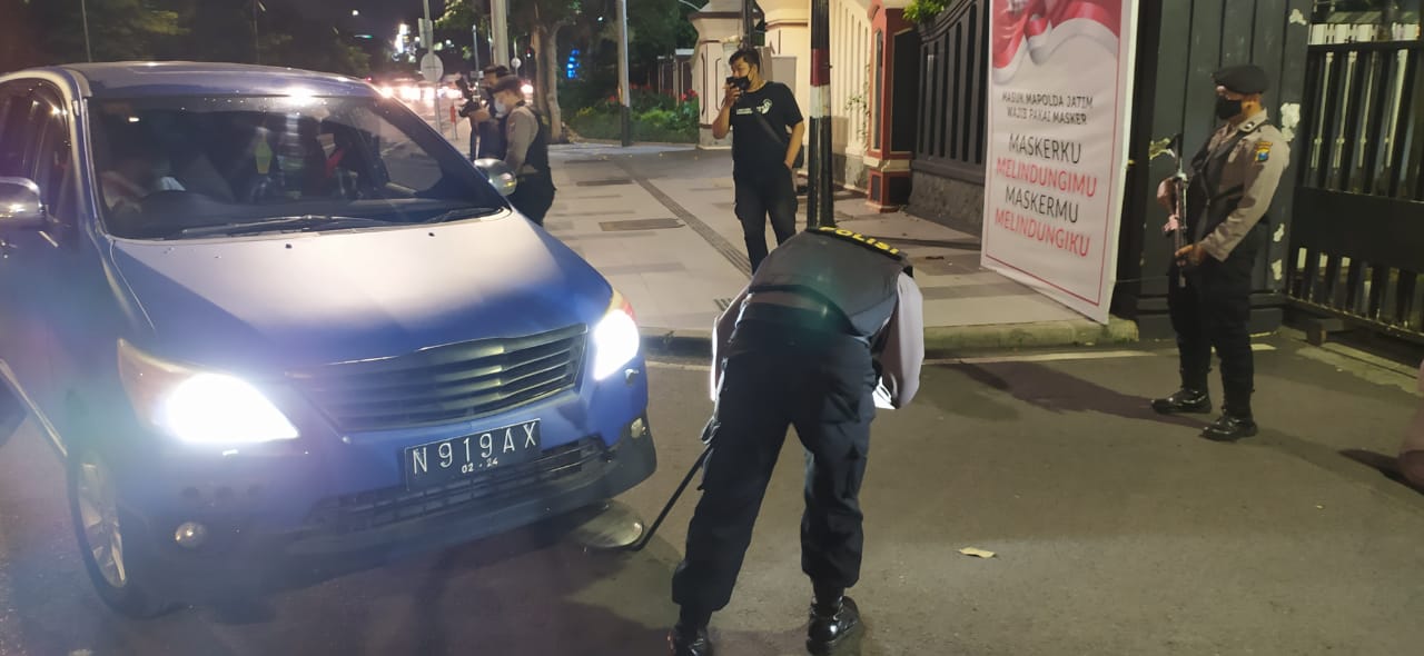 Aparat kepolsian melakukan pemeriksaan terhadap kendaraan yang akan masuk ke Mapolda Jatim, Surabaya, Rabu 31 Maret 2021. 