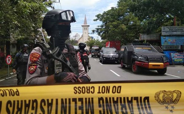 Ilustrasi polisi melakukan penjagaan di area bom Gereja Katerdral Makassar, Minggu 28 Maret 2021. (Foto: Istimewa)