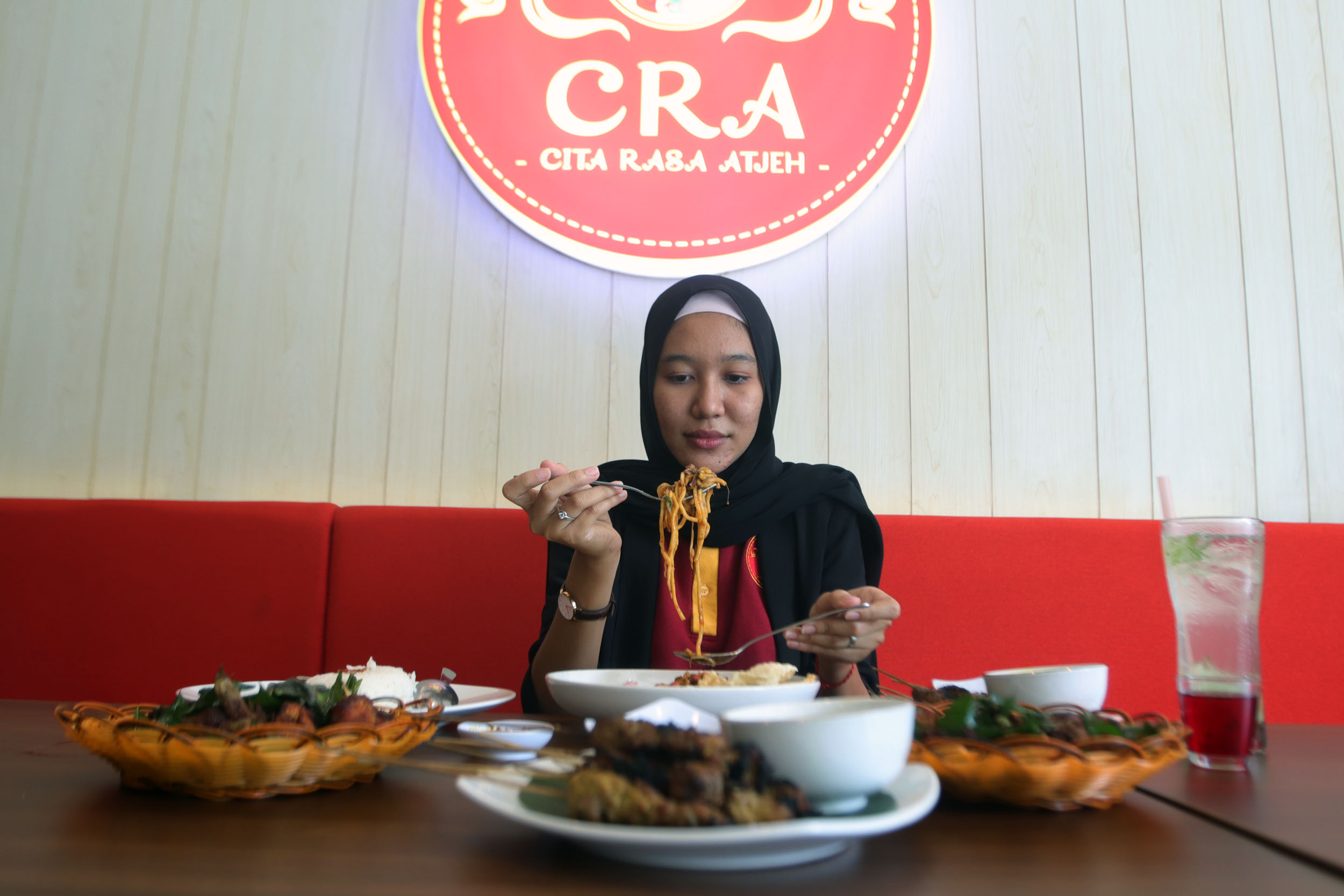 Maya Sari Irela saat menunjukan hidangan khas Aceh. (Foto: Pita Sari/Ngopibareng.id)