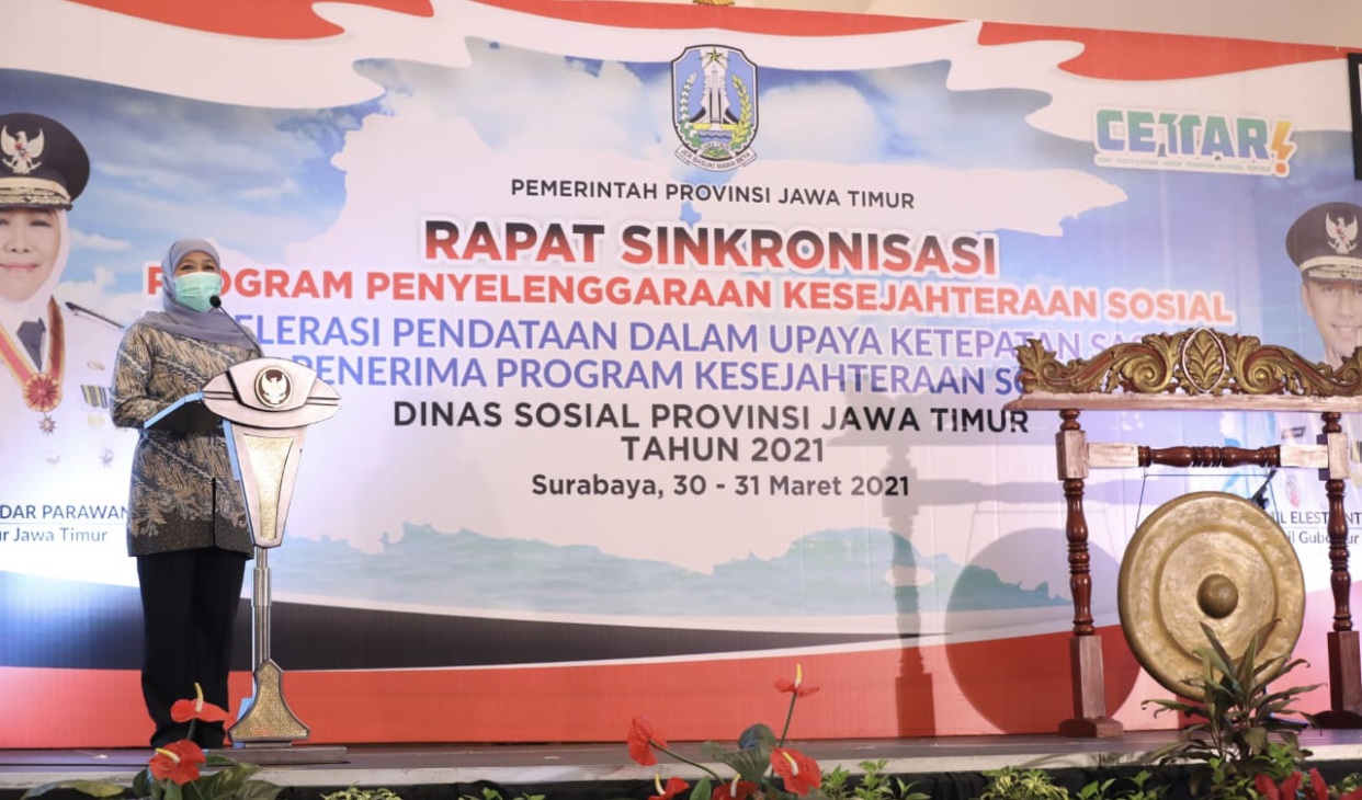 Gubernur Jawa Timur, Khofifah Indar Parawansa saat membuka rakor dengan kabupaten/kota membahas Program Penyelenggaraan Kesejahteraan Sosial di Hotel Samator, Surabaya, pada Selasa-Rabu, 30-31 Maret 2021. (Foto: Istimewa)