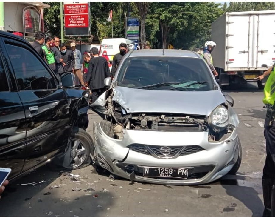 Nissan March dan mobdin Pemkot Probolinggo, dua di antara kendaraan yang terlibat kecelakaan di Jalan Soekarno-Hatta, Probolingo. (Foto: Ikhsan Mahmudi/Ngopibareng.id)