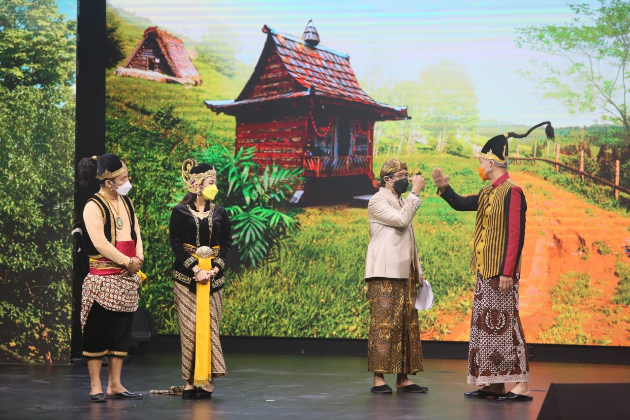 Gubernur Jawa Tengah berperan sebagai Petruk di Opera Van Java untuk memeriahkan peringatan Hari Penyiaran Nasional (Harsiarnas) ke-88 Tahun 2021. (Foto: Istimewa) 