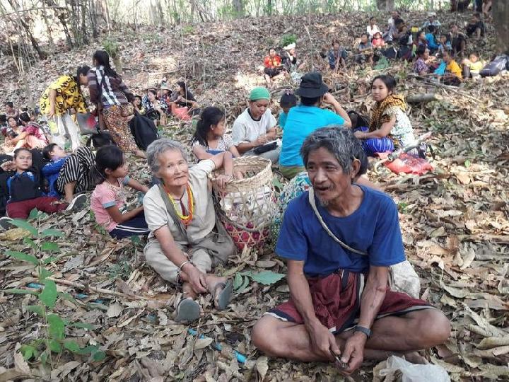 Penduduk desa Karen melarikan diri ke Thailand akibat serangan udara yang dilancarkan oleh militer Myanmar setelah kelompok pemberontak merebut pangkalan militer. (The Guardian)