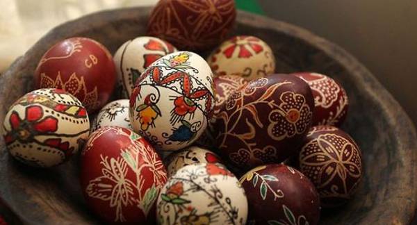 Ilustrasi telur Paskah warna-warni yang biasa diburu anak-anak. (Foto: Istimewa)