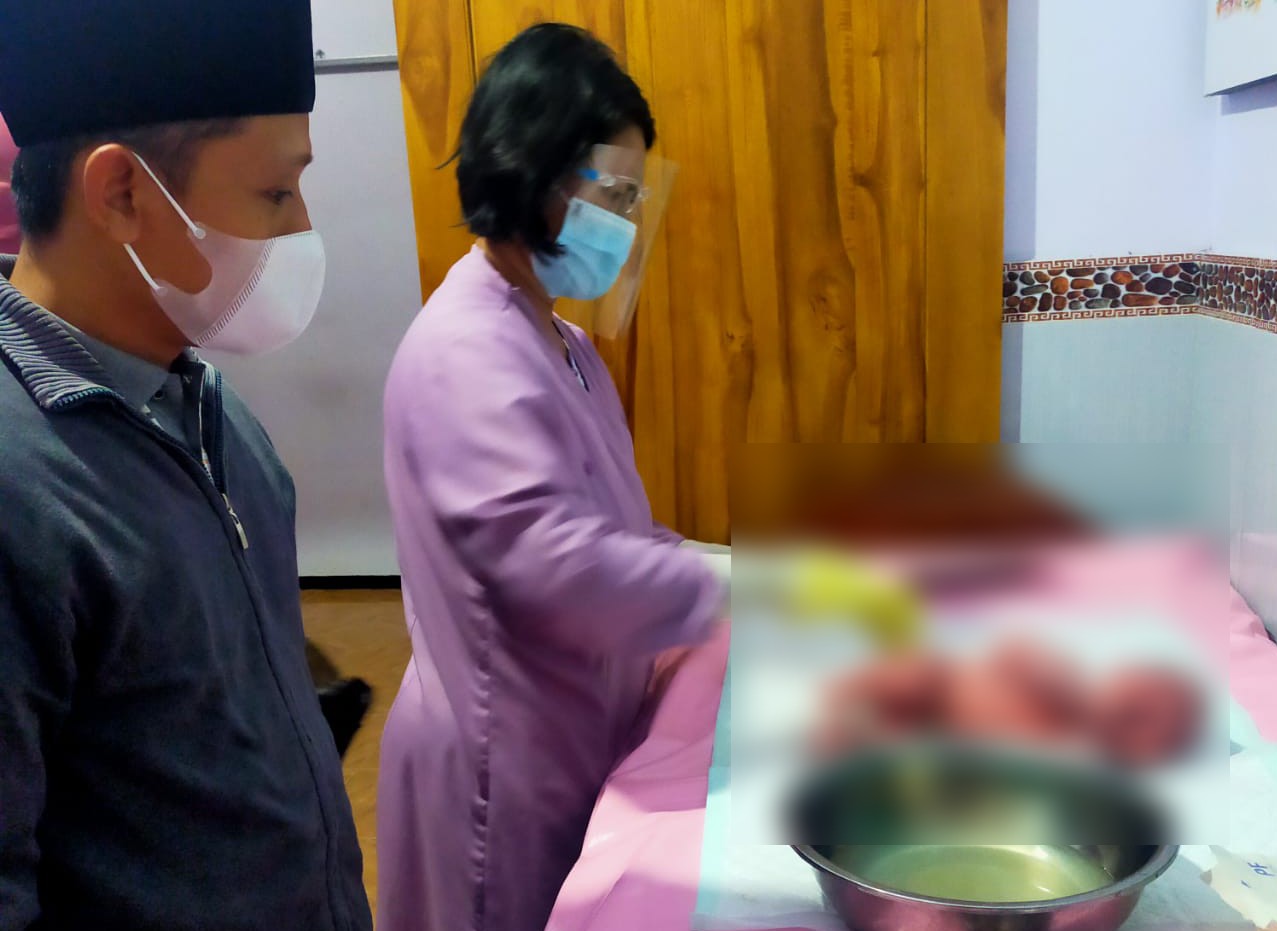 Bayi malang yang ditemukan warga sedang diperiksa dan dilakukan perawatan oleh bidan. (Foto: Istimewa)