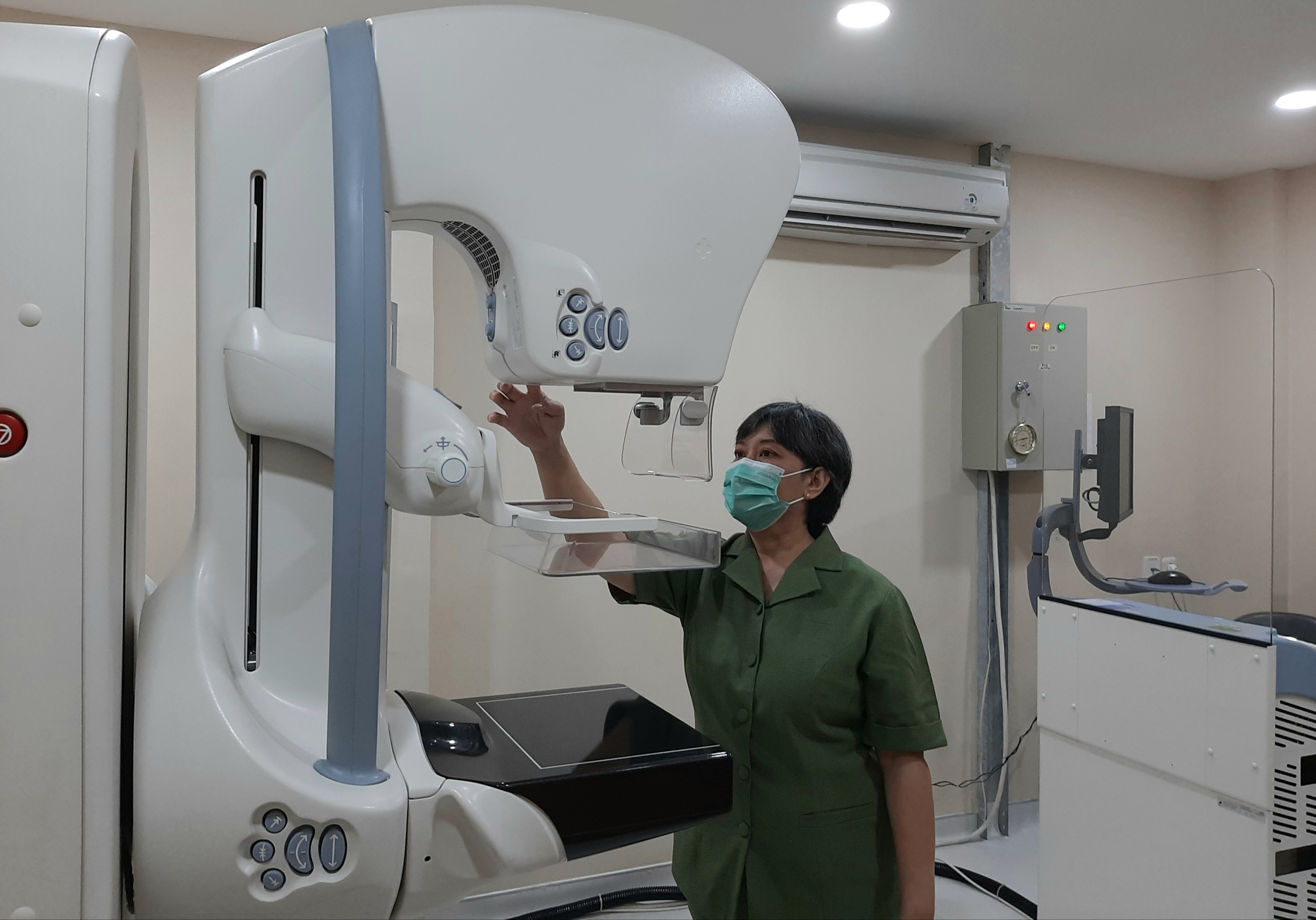 Alat digital mamografi yang ada di RS Adi Husada Undaan Wetan dengan penerapan protokol kesehata ketat. (Foto: Pita Sari/Ngopibareng.id)