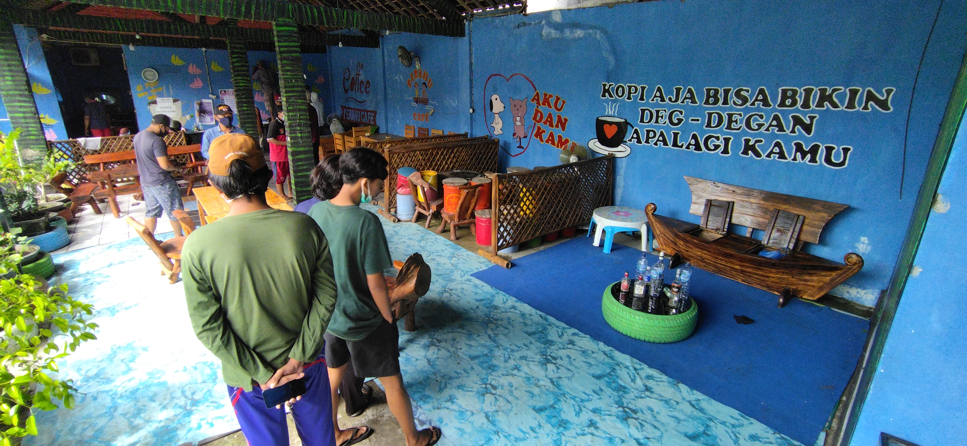 Sejumlah warga mendatangi Cafe Parahu yang diduga jual minuman keras. (Foto: Fendhy Plesmana/Ngopibareng.id)