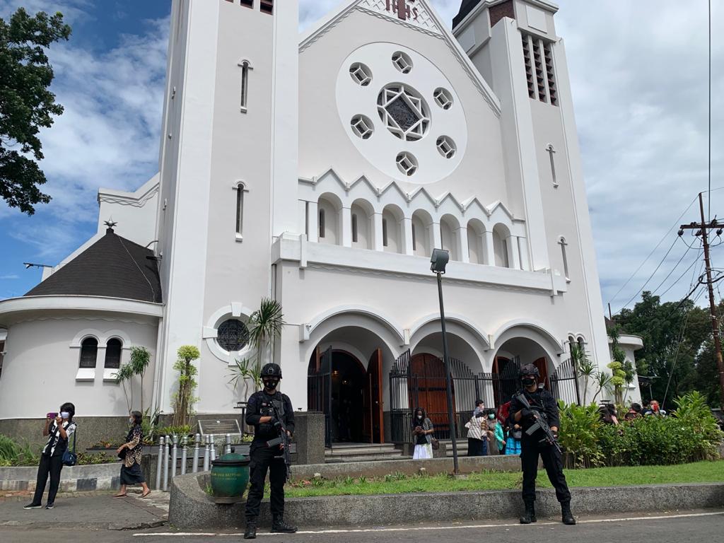 Pengamanan Perayaan Paskah di Gereja Katedral Ijen, Kota Malang (Foto: Lalu Theo/Ngopibareng.id)